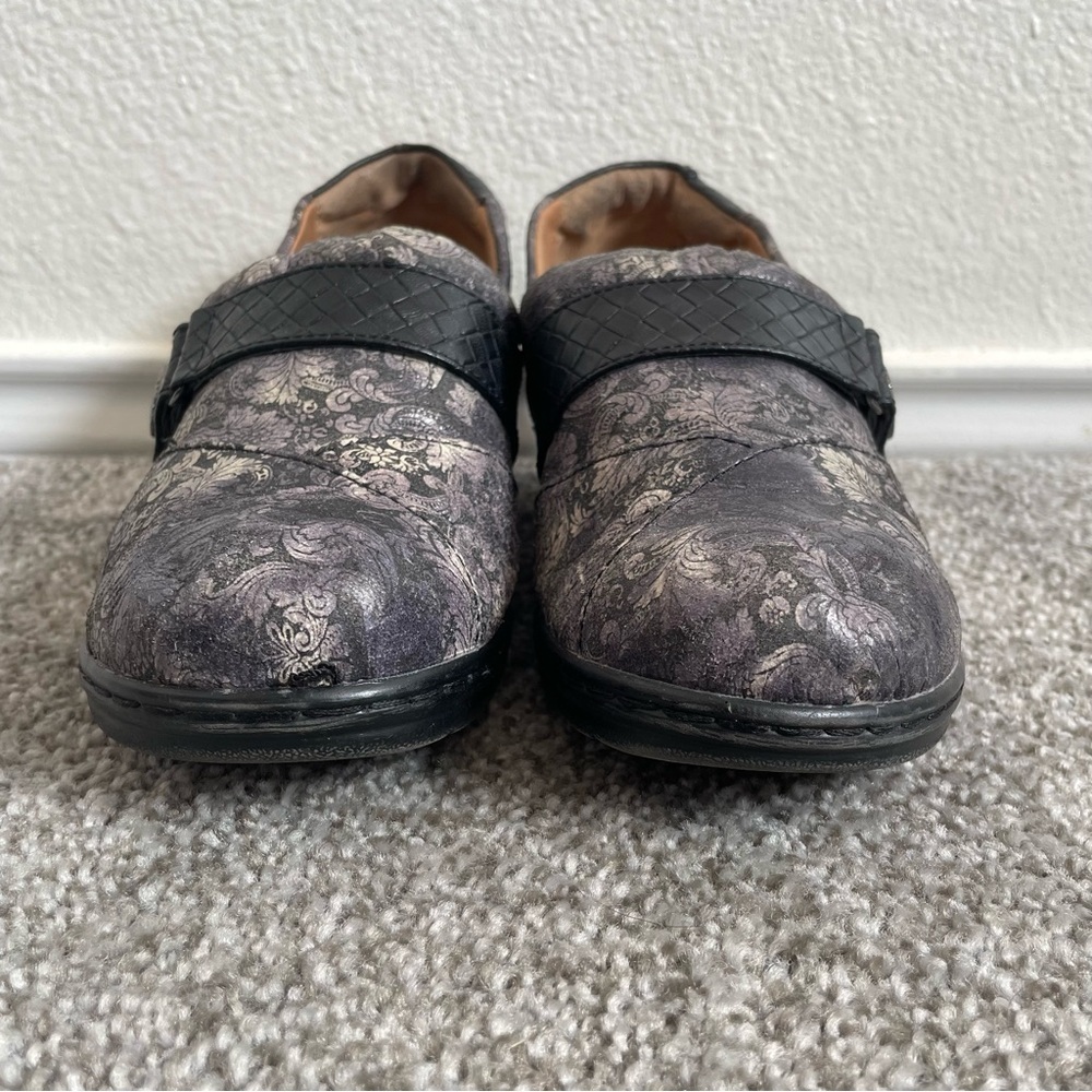 Nurse Mates Pillow Top Clogs Women’s Sz 8 Wide Kris Gray Metallic Paisley Shoes - Picture 2 of 15
